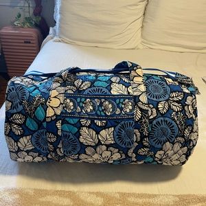 Vera Bradley Large travel duffle bag in the pattern blue bayou